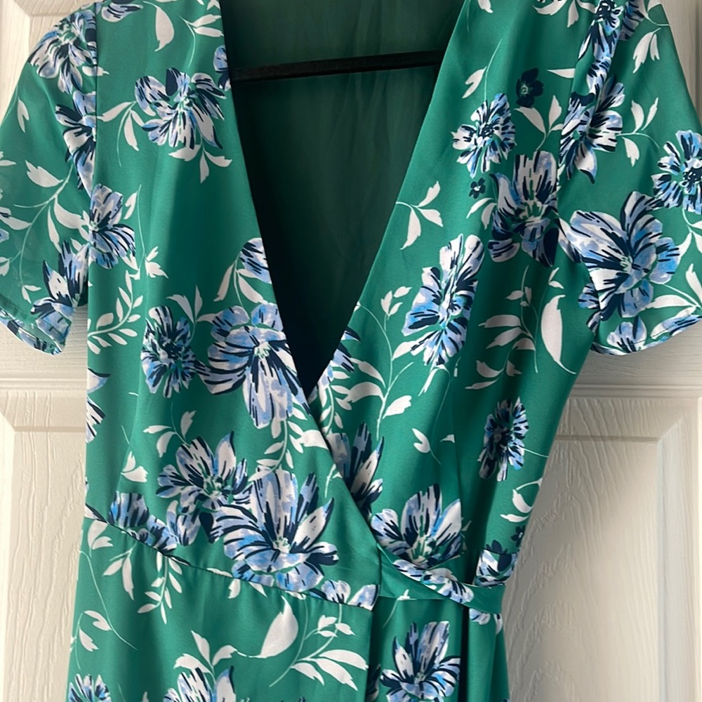 Pretty floral wrap dress . Lined . High low hem